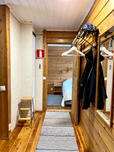 サッラにあるSusitupa 5のベッド1台とクローゼットが備わる小さな客室です。