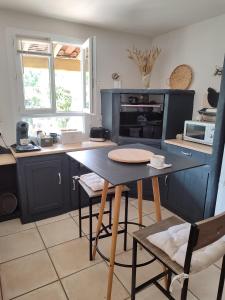 Kuchyňa alebo kuchynka v ubytovaní Luberon Maison Avec Piscine