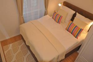 a bed with white sheets and pillows in a room at Apartment Austria 206 am Traunsee, Gmunden in Gmunden
