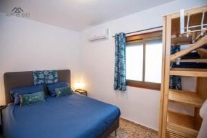 Casa de los hermanos في المونيكار: غرفة نوم بها سرير وسرير بطابقين