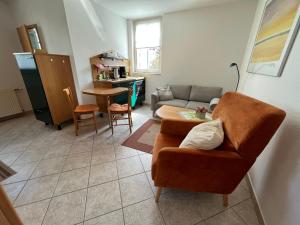 ein Wohnzimmer mit einem Sofa und einem Tisch in der Unterkunft Apartmenthaus Aurum in Ahlbeck