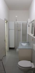 ein weißes Badezimmer mit Toilette und Waschbecken in der Unterkunft La casa al mare in Grottammare
