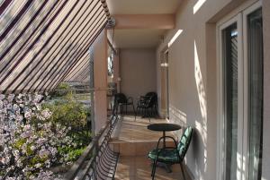 un balcón de una casa con mesa y sillas en Apartments Natura Makarska, en Makarska