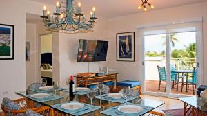 une salle à manger avec une table et un lustre dans l'établissement Blue Horizon, à Humacao