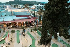 una vista aerea di un parco giochi in una città di Haniotis Studios a Faliraki
