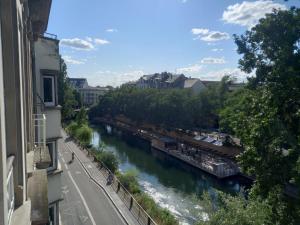 ストラスブールにあるGrand appartement au coeur de Strasbourgの建物からの川の眺め +3枚の写真