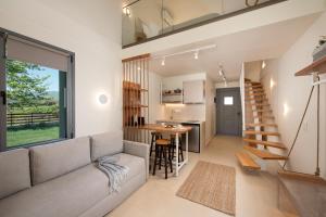 un soggiorno con un divano e un tavolo di Theros Serenity Suites a Olympiada