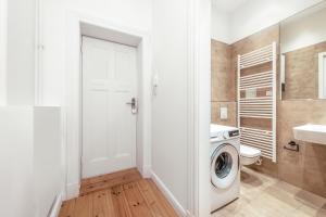 The Malmöer, modern 1 BR on 40m2, own backyard garden-terrace, quite & relaxed, however central in Prenzlauer Berg 욕실