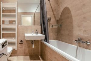 The Malmöer, modern 1 BR on 40m2, own backyard garden-terrace, quite & relaxed, however central in Prenzlauer Berg 욕실 사진 2개 이상