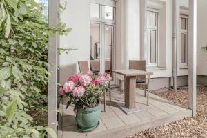 The Malmöer, modern 1 BR on 40m2, own backyard garden-terrace, quite & relaxed, however central in Prenzlauer Berg 야외 정원