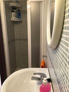 Ένα μπάνιο στο Apartamento Mirando al Santuario +18 φωτογραφίες