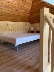 1 dormitorio con 1 cama en una cabaña de madera en Tranquil private get away cottage in the woods, 
