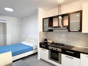 una piccola cucina con un letto e una stufa di Non ti scordar di me #1 a Pieris
