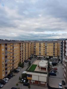 eine Luftansicht eines Parkplatzes mit Gebäuden in der Unterkunft Banesa ne Fushë Kosovë in Pristina