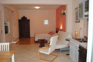 sala de estar con cama y cocina en Apartments Natura Makarska, en Makarska