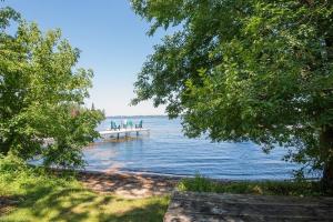 ein Dock mitten in einem See mit Leuten darauf in der Unterkunft Columba - New Lofted Kabin in Fenelon Falls + 6 Fotos