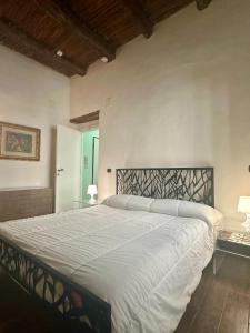 una camera da letto con un letto grande e due lampade di Blue Velvet - Salerno Centro a Salerno