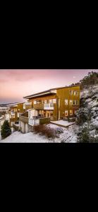 ベルゲンにあるStor leilighet med nydelig utsikt og solforholdの雪の大きな建物