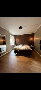 a bedroom with a bed in the middle of a room at Stor leilighet med nydelig utsikt og solforhold in Bergen