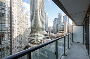 uma vista para uma cidade a partir de uma varanda de um arranha-céus em 2 Beds - Sleeps 3 beside U of T! em Toronto