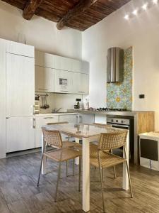 una cucina con un tavolo e delle sedie di Blue Velvet - Salerno Centro a Salerno