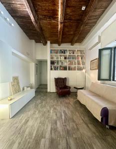 un soggiorno con un divano e una sedia di Blue Velvet - Salerno Centro a Salerno