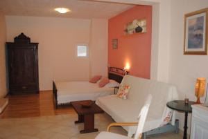 sala de estar con 2 camas y sofá en Apartments Natura Makarska, en Makarska