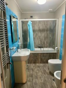 un bagno con lavandino, vasca e WC di Blue Velvet - Salerno Centro a Salerno