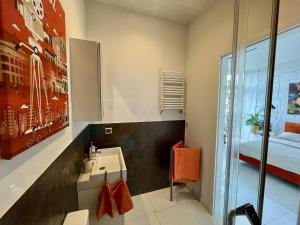 罗兹Apartament I LOVE PIOTRKOWSKA z wielkim lustrem, balkonem i klimatyzacją的一间带水槽和床的浴室 更多37张照片