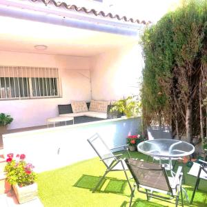 Zahrada ubytování Casa adosada Gran Avenida con billar