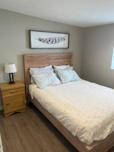 una camera da letto con un letto e un comodino con una lampada di Cozy 1 bedroom in the heart of Brighton a Brighton