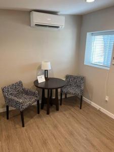 una stanza con tavolo, due sedie e una lampada di Cozy 1 bedroom in the heart of Brighton a Brighton Altre 4 foto