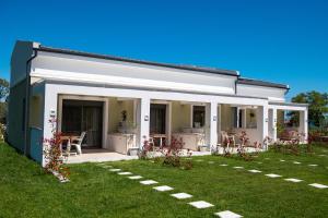 Garður fyrir utan Theros Serenity Suites