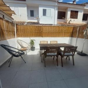 Balkón nebo terasa v ubytování Casa adosada Gran Avenida con billar