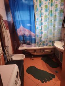 ein Bad mit einem WC und einem Duschvorhang in der Unterkunft Apartament Untold Festival in Cluj-Napoca
