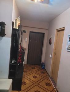 Zimmer mit Flur mit Tür und Etage in der Unterkunft Apartament Untold Festival in Cluj-Napoca