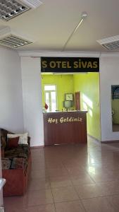 una tienda con un cartel que dice otel skynes en S OTEL SİVAS en Sivas