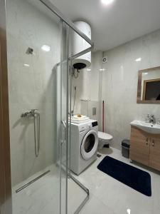 Un baño con lavadora en la ducha. en Starlight, en Kolašin