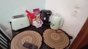 una mesa con tostadora, una licuadora y algunos platos en Studio Despoina, en Skala Kallonis