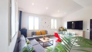 uma sala de estar com um sofá e uma mesa em Appartement Pinede Man Yelle em Sanary-sur-Mer