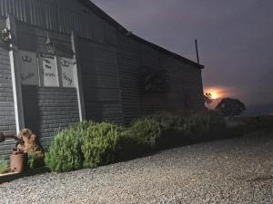 Východ nebo západ slunce při pohledu z ubytování v soukromí nebo okolí