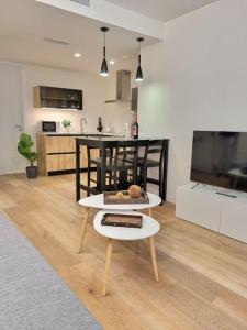 a living room with a table and a kitchen at Balcón del Malecón in Murcia