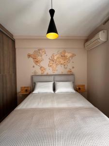 - une chambre avec un lit et une carte murale dans l'établissement Phils Apartments II, à Leucade
