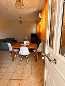 ein Esszimmer mit einem Tisch und weißen Stühlen in der Unterkunft Luxury Beach House 2 in Xiropigado