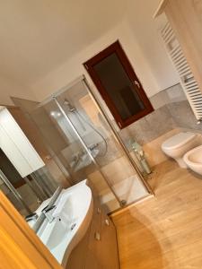 een badkamer met wastafel en toilet bij TuscanyAnnerelax in Cecina
