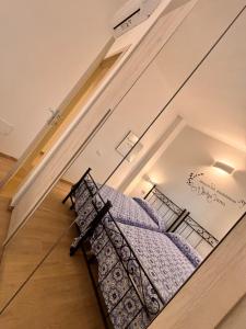 een bed op de zolder van een huis bij TuscanyAnnerelax in Cecina