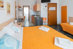 1 dormitorio con 1 cama grande y toallas. en Residence Rex, en Chioggia