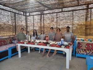 een groep mensen die aan tafels in een tent zitten bij Shahhat House in Luxor