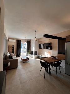 un grand salon avec une table et un canapé dans l'établissement Phils Apartments II, à Leucade