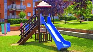 un parco giochi con scivolo blu di Cappuccini Appartments a Peschiera del Garda